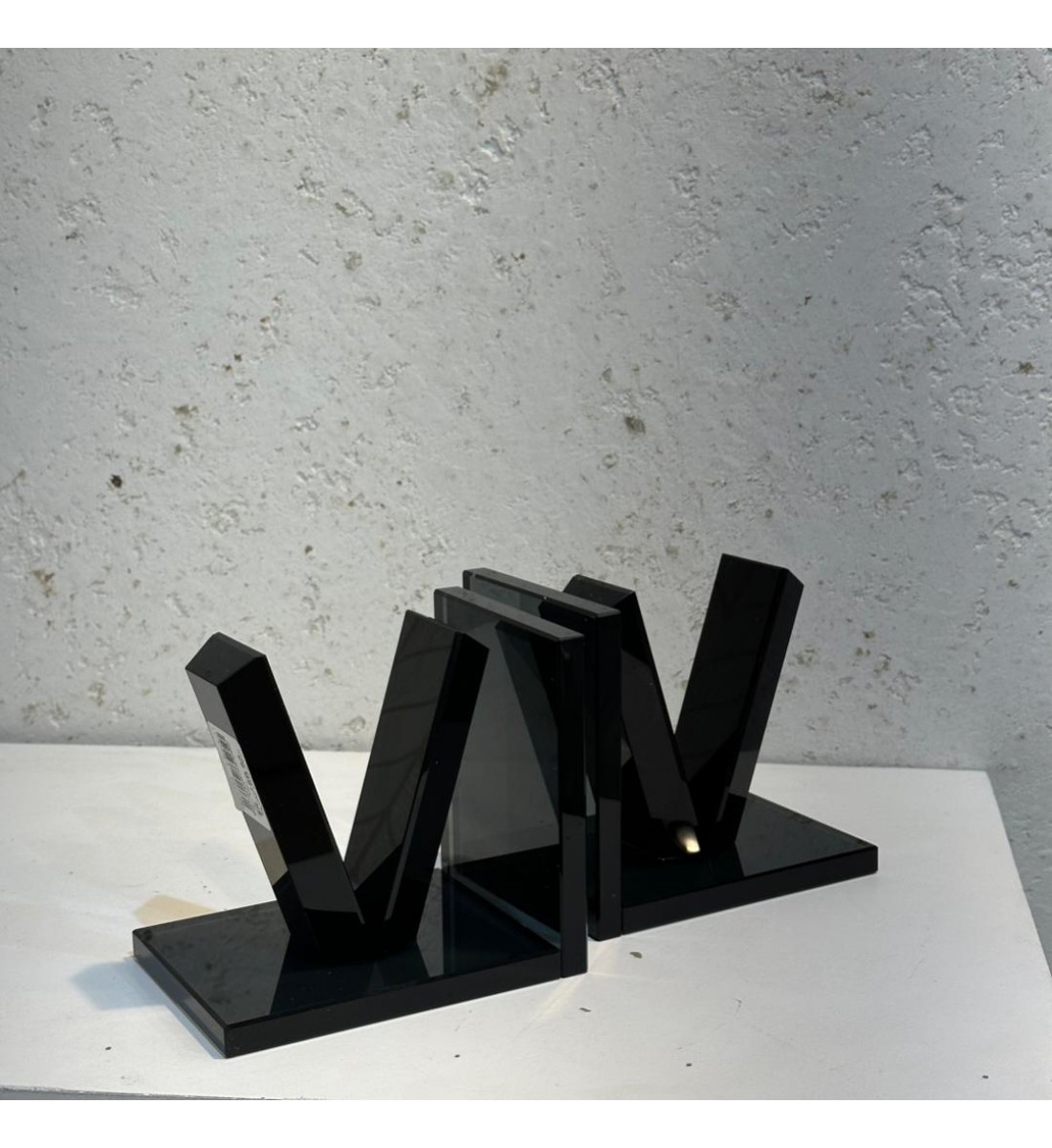 قطعة ديكور فاخرة بتصميم هندسي عصري يجمع بين الفن والابتكار، مصنوعة من الزجاج الأسود اللامع مع كرات بلورية