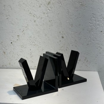 قطعة ديكور فاخرة بتصميم هندسي عصري يجمع بين الفن والابتكار، مصنوعة من الزجاج الأسود اللامع مع كرات بلورية