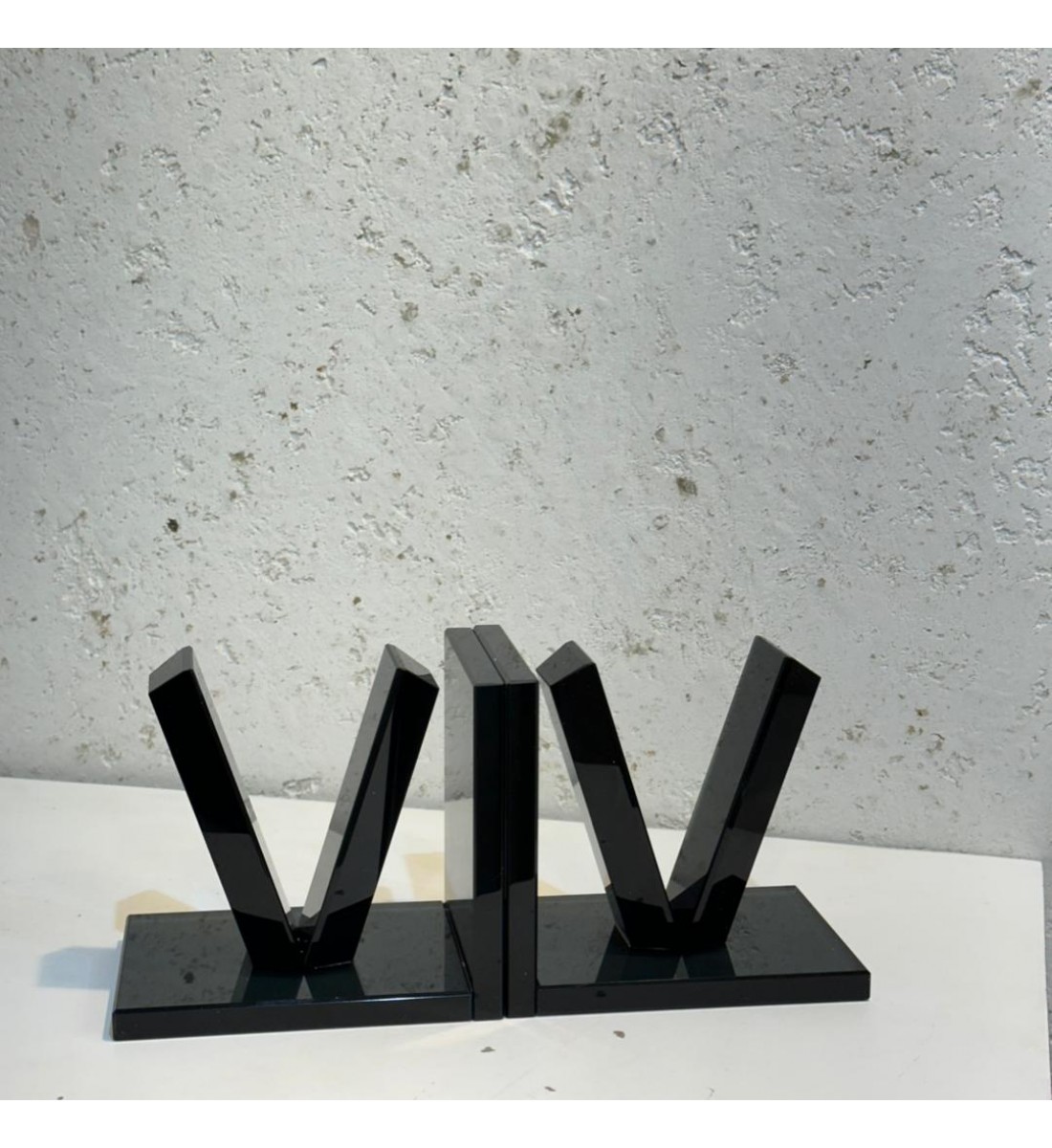 قطعة ديكور فاخرة بتصميم هندسي عصري يجمع بين الفن والابتكار، مصنوعة من الزجاج الأسود اللامع مع كرات بلورية
