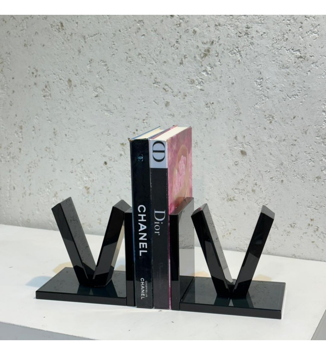 قطعة ديكور فاخرة بتصميم هندسي عصري يجمع بين الفن والابتكار، مصنوعة من الزجاج الأسود اللامع مع كرات بلورية