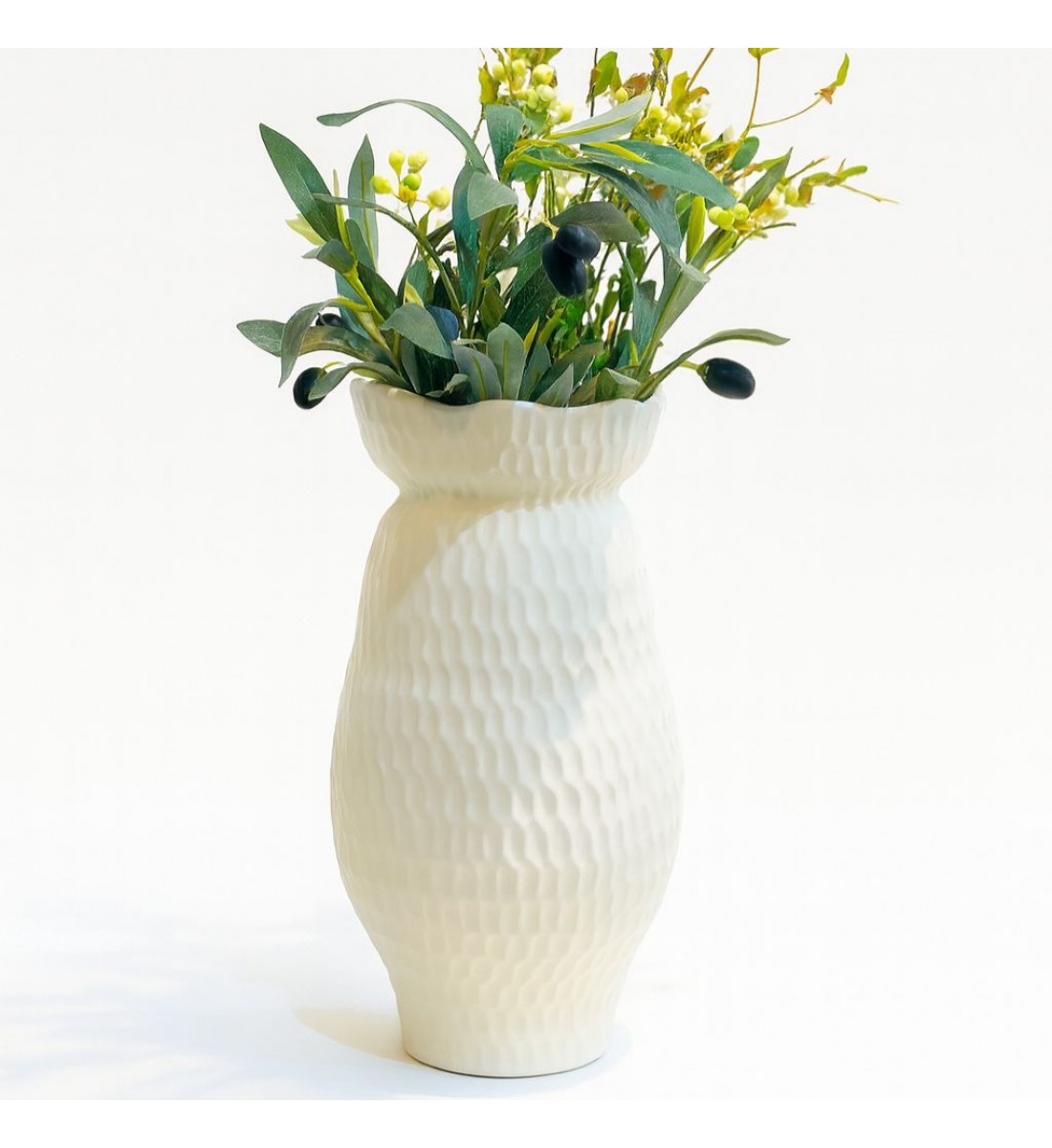 فازة فاخرة بتصميم عصري بسيط وأنيق، تأخذ شكلًا مجوفًا 30×13×13سم