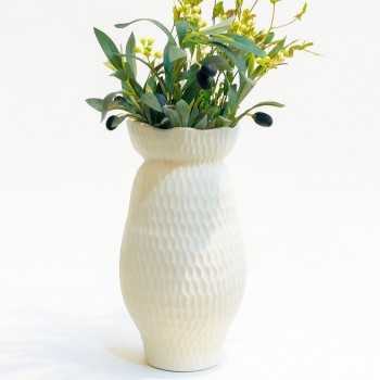 فازة فاخرة بتصميم عصري بسيط وأنيق، تأخذ شكلًا مجوفًا 30×13×13سم