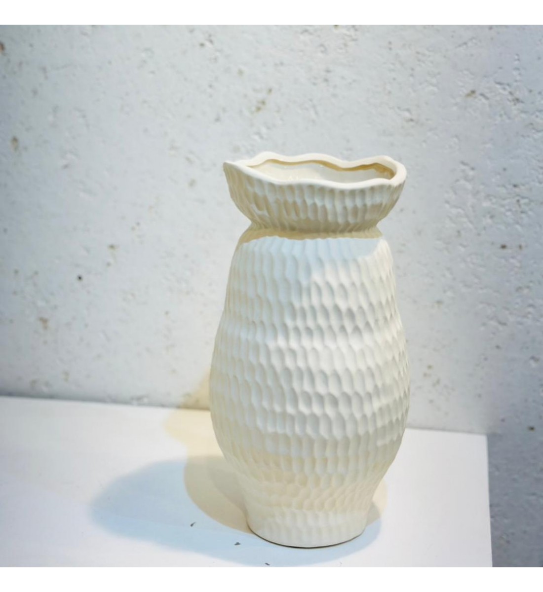 فازة فاخرة بتصميم عصري بسيط وأنيق، تأخذ شكلًا مجوفًا 30×13×13سم