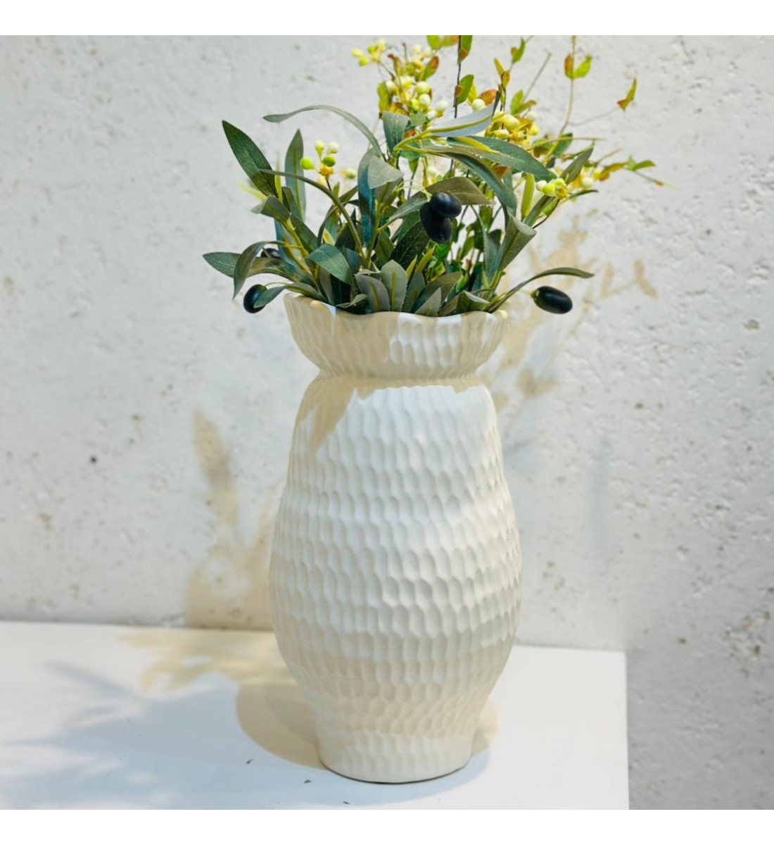 فازة فاخرة بتصميم عصري بسيط وأنيق، تأخذ شكلًا مجوفًا 30×13×13سم