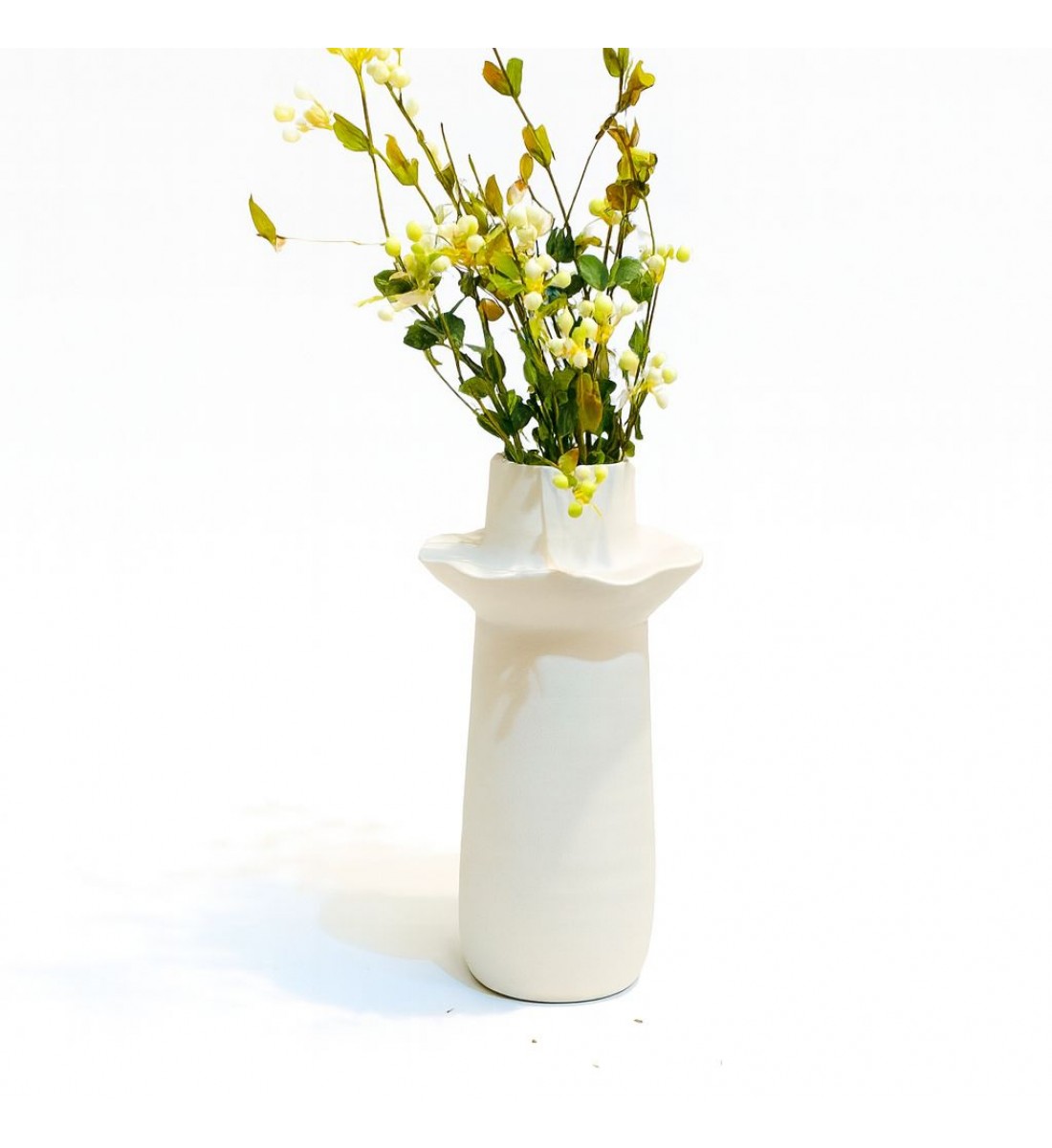 فازة فاخرة بتصميم عصري بسيط وأنيق، تأخذ شكلًا مجوفًا 23×6×6سم 