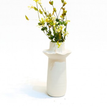 فازة فاخرة بتصميم عصري بسيط وأنيق، تأخذ شكلًا مجوفًا 23×6×6سم 