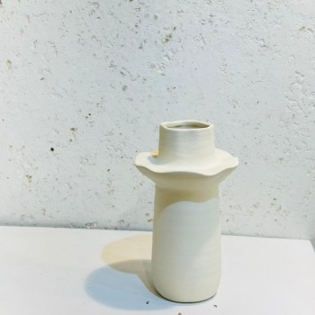 فازة فاخرة بتصميم عصري بسيط وأنيق، تأخذ شكلًا مجوفًا 23×6×6سم 