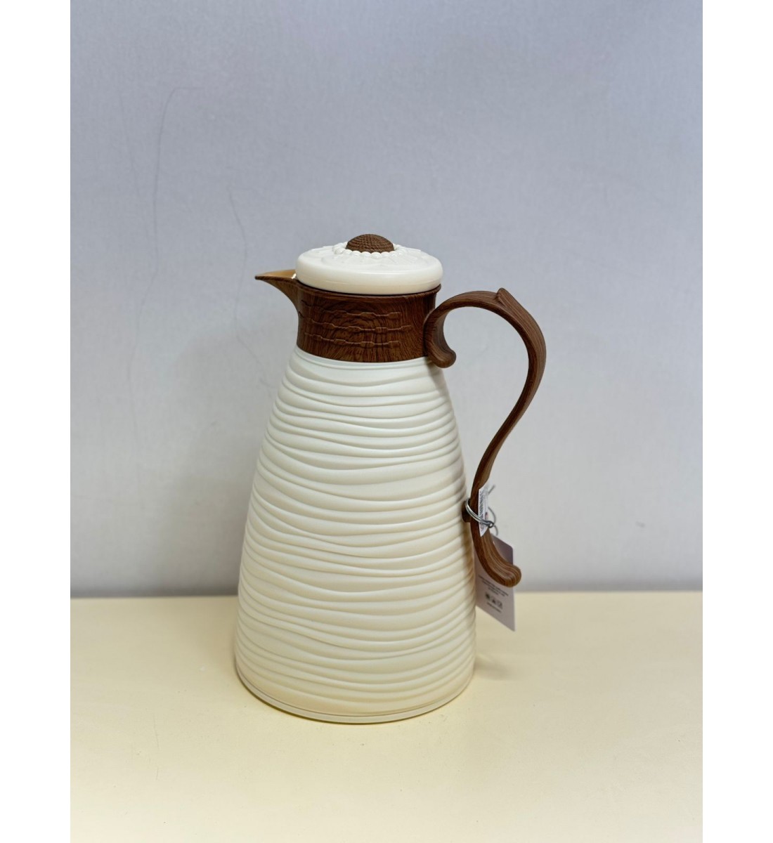 ترمس شاي بتصميم مميز و مقبض خشبي 1 لتر ترمس شاي بتصميم مميز و مقبض خشبي 1 لتر