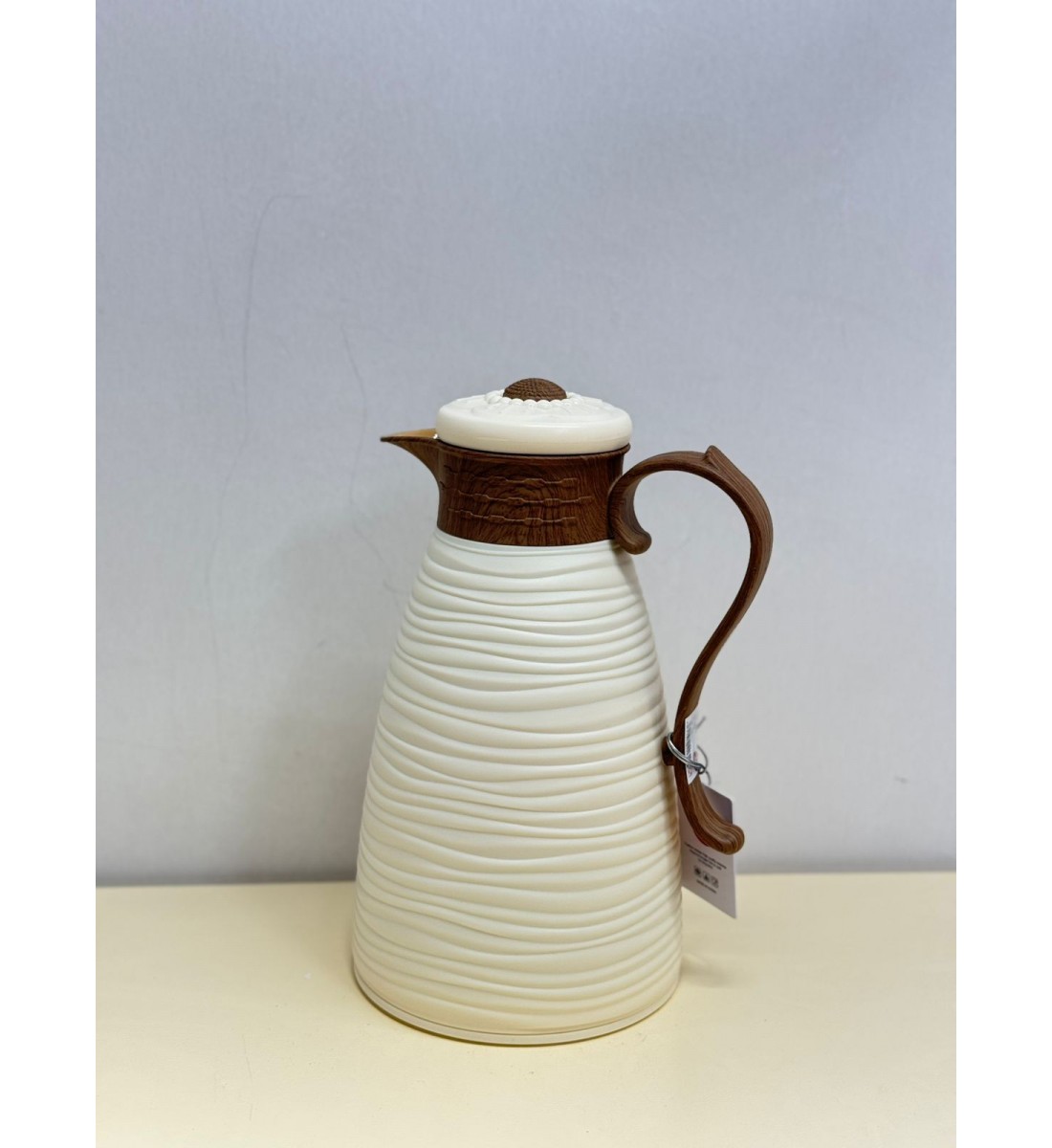 ترمس شاي بتصميم مميز و مقبض خشبي 1 لتر ترمس شاي بتصميم مميز و مقبض خشبي 1 لتر