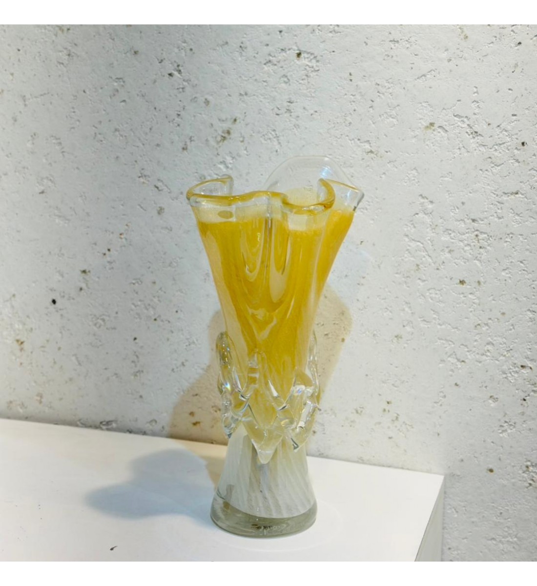 فازة زجاجية أنيقة بتصميم فريد، تجمع بين البساطة والفخامة31×10×10سم