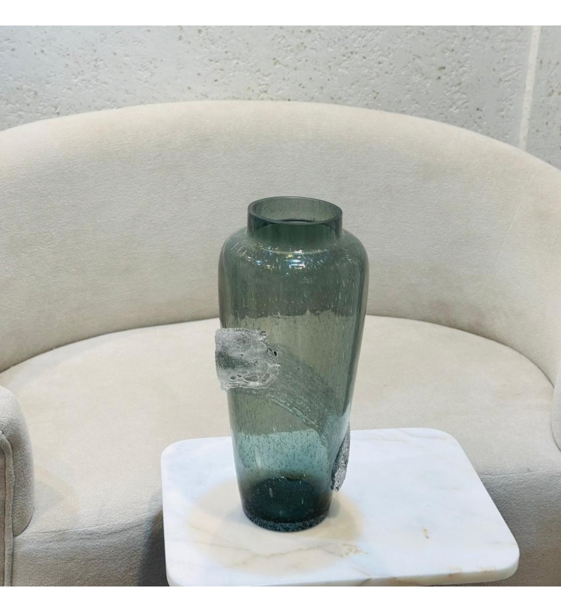 فازة زجاجية أنيقة بتصميم فريد، تجمع بين البساطة والفخامة44×11×11سم