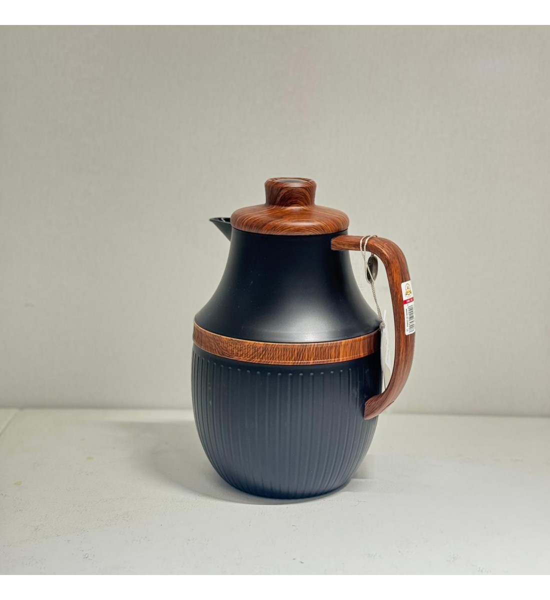 ترمس  شاي أنيق يجمع بين التصميم العصري واللمسات الخشبية الدافئة.1لتر 