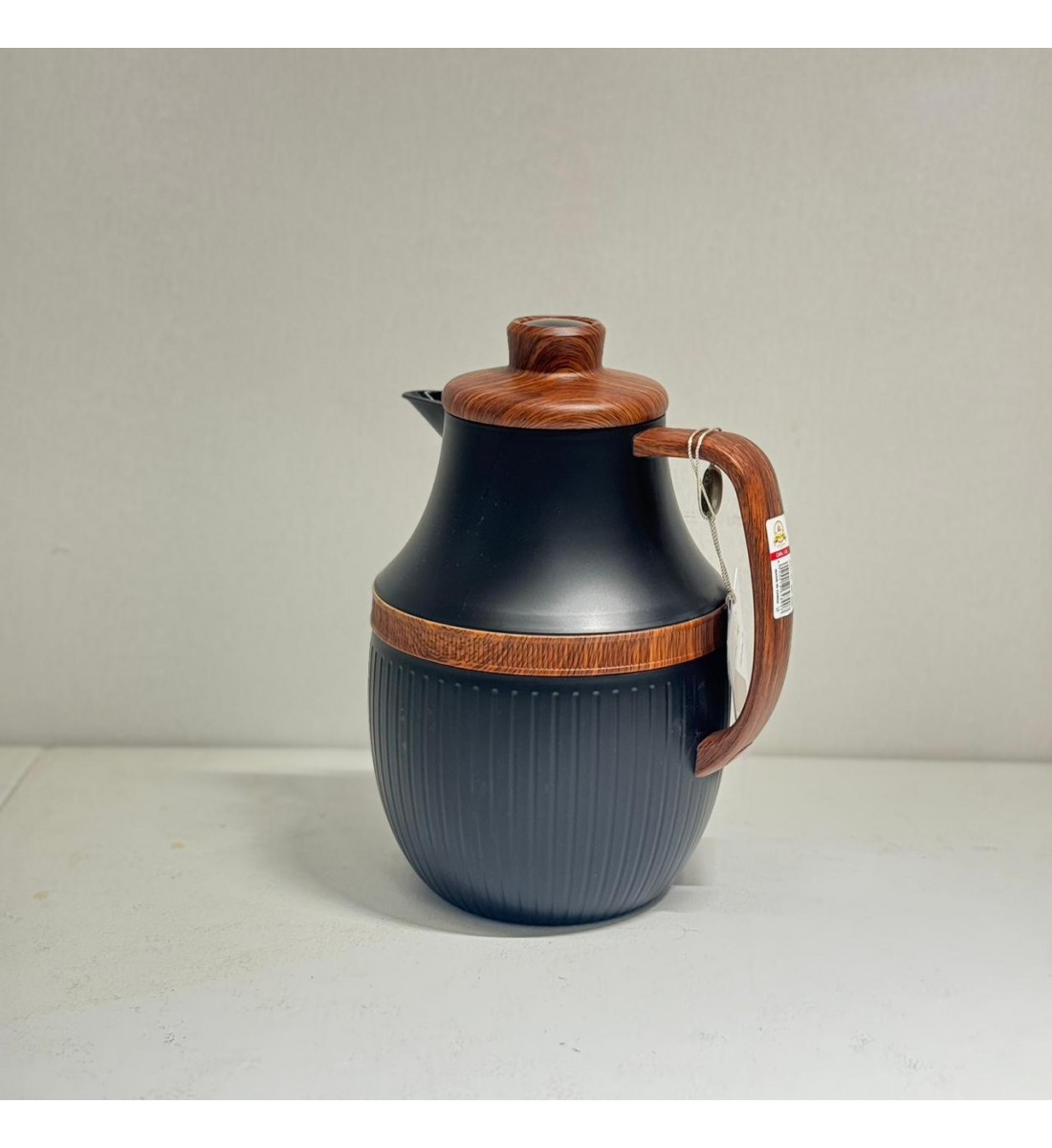 ترمس  شاي أنيق يجمع بين التصميم العصري واللمسات الخشبية الدافئة.1لتر 