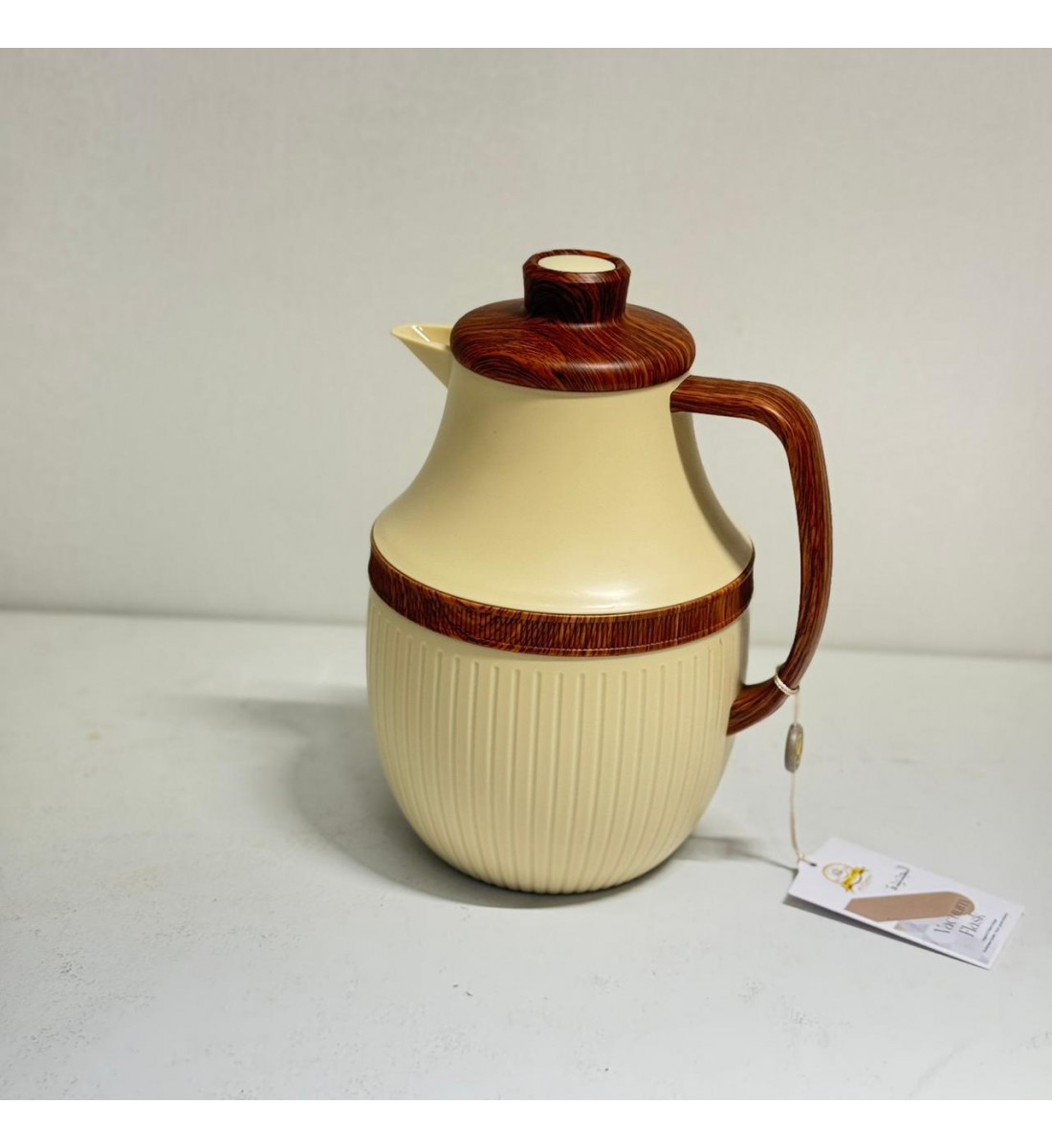 ترمس شاي أنيق يجمع بين التصميم العصري واللمسات الخشبية الدافئة.1لتر ترمس شاي أنيق يجمع بين التصميم العصري واللمسات الخشبية الدافئة.1لتر