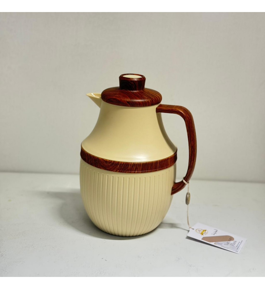 ترمس شاي أنيق يجمع بين التصميم العصري واللمسات الخشبية الدافئة.1لتر ترمس شاي أنيق يجمع بين التصميم العصري واللمسات الخشبية الدافئة.1لتر