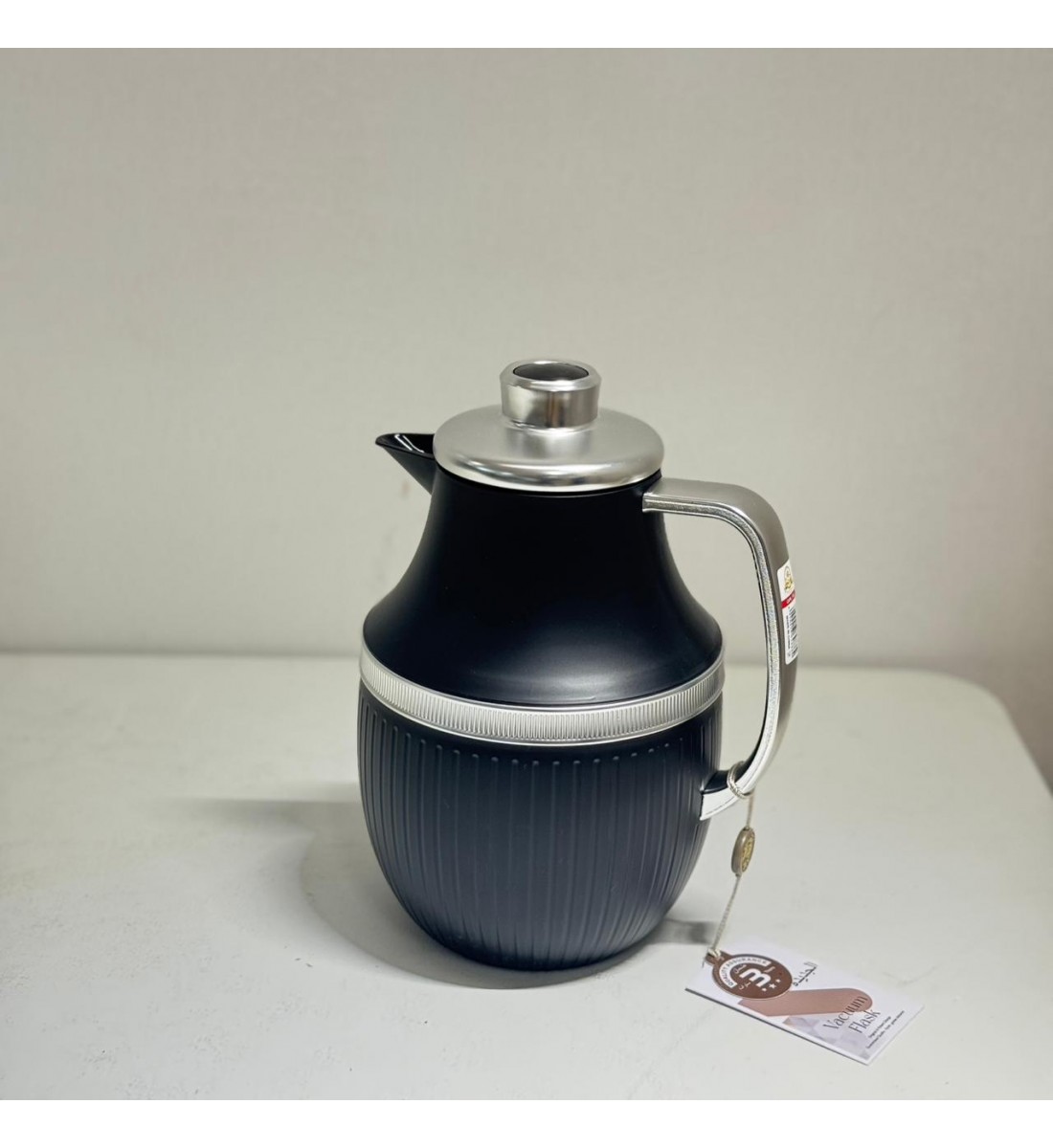 ترمس  شاي أنيق يجمع بين التصميم العصري واللمسات الفضية الدافئة.1لتر 