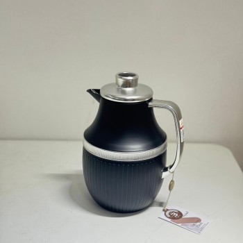 ترمس  شاي أنيق يجمع بين التصميم العصري واللمسات الفضية الدافئة.1لتر 