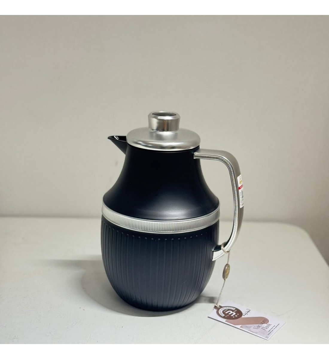 ترمس  شاي أنيق يجمع بين التصميم العصري واللمسات الفضية الدافئة.1لتر 