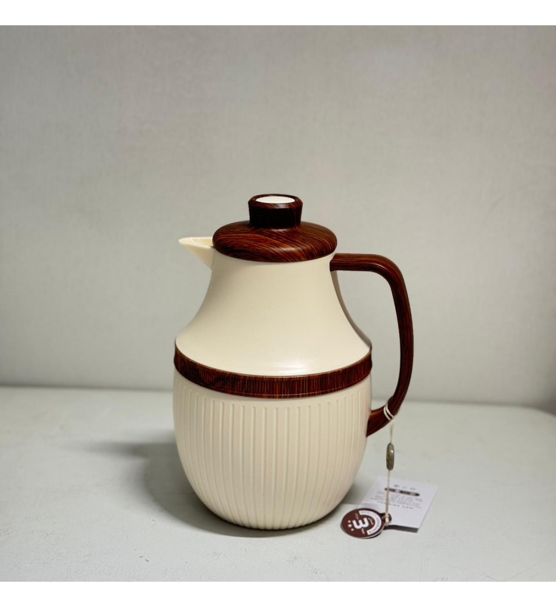 ترمس شاي أنيق يجمع بين التصميم العصري واللمسات الخشبية الدافئة.1لتر ترمس شاي أنيق يجمع بين التصميم العصري واللمسات الخشبية الدافئة.1لتر