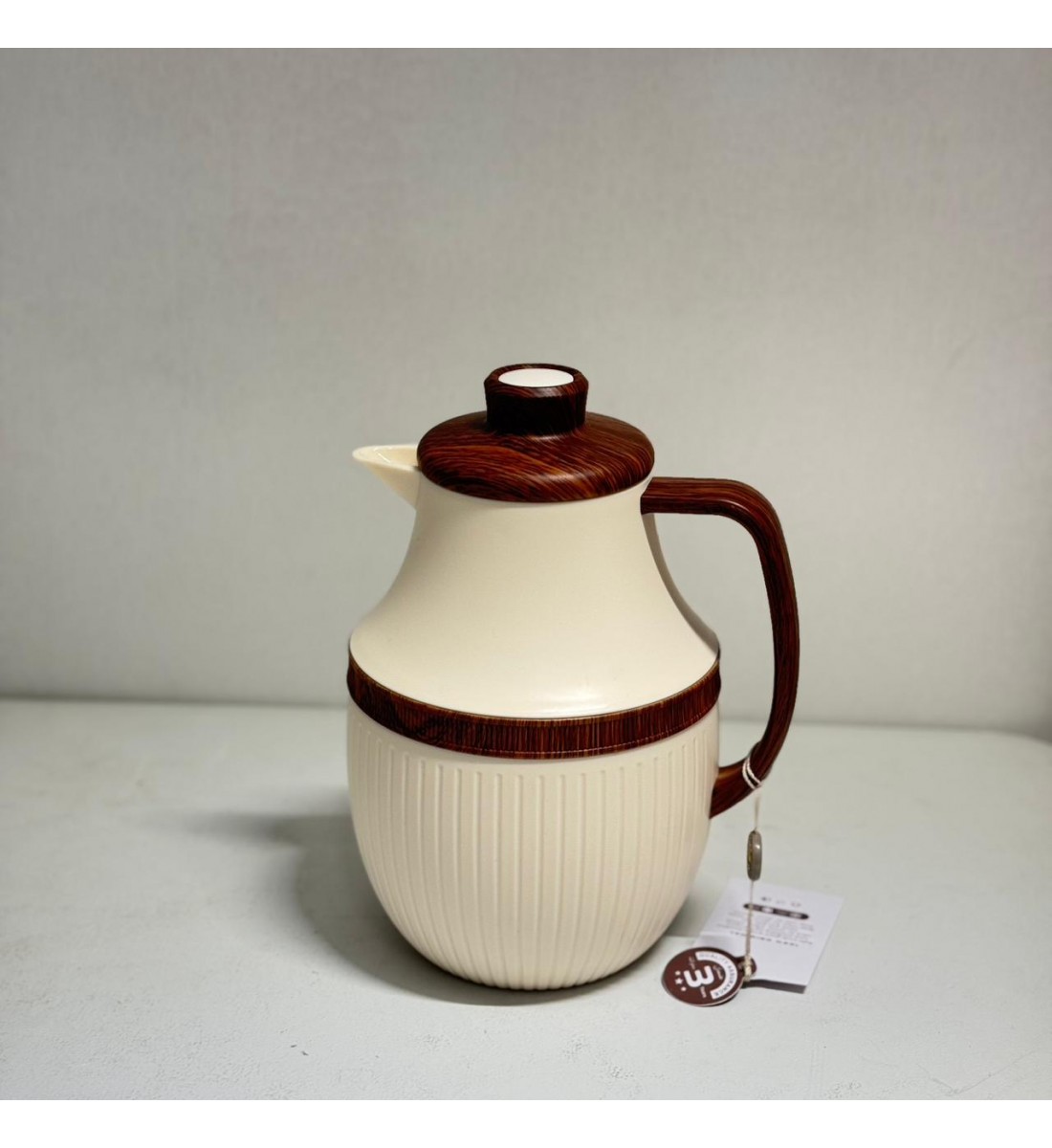 ترمس شاي أنيق يجمع بين التصميم العصري واللمسات الخشبية الدافئة.1لتر ترمس شاي أنيق يجمع بين التصميم العصري واللمسات الخشبية الدافئة.1لتر