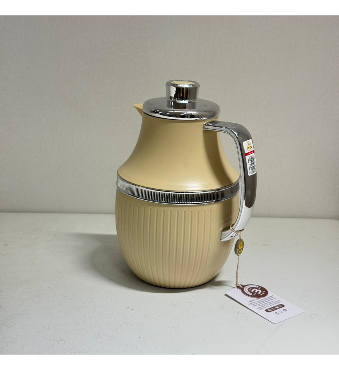 ترمس  شاي أنيق يجمع بين التصميم العصري واللمسات الفضية الدافئة.1لتر 