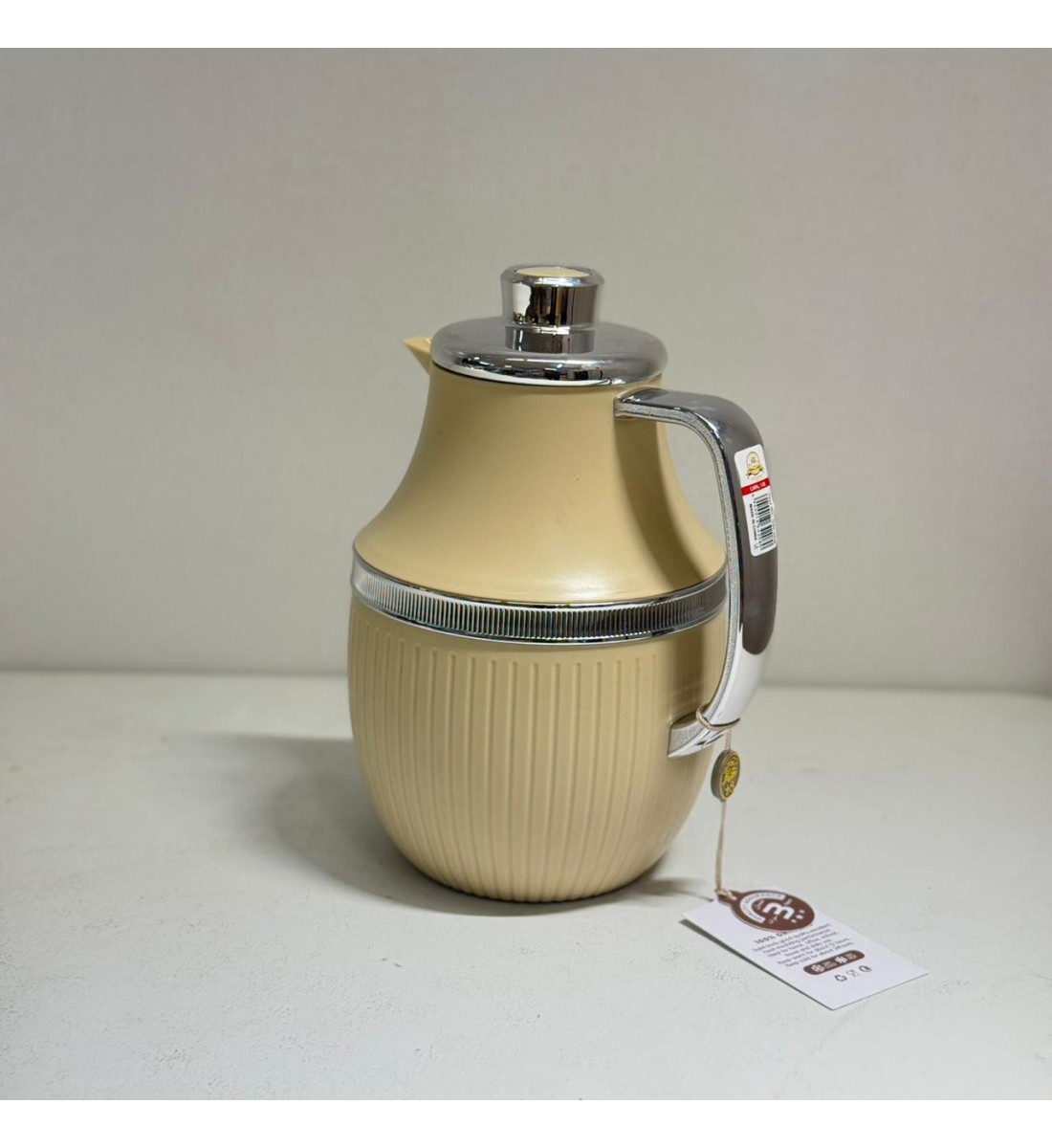 ترمس  شاي أنيق يجمع بين التصميم العصري واللمسات الفضية الدافئة.1لتر 