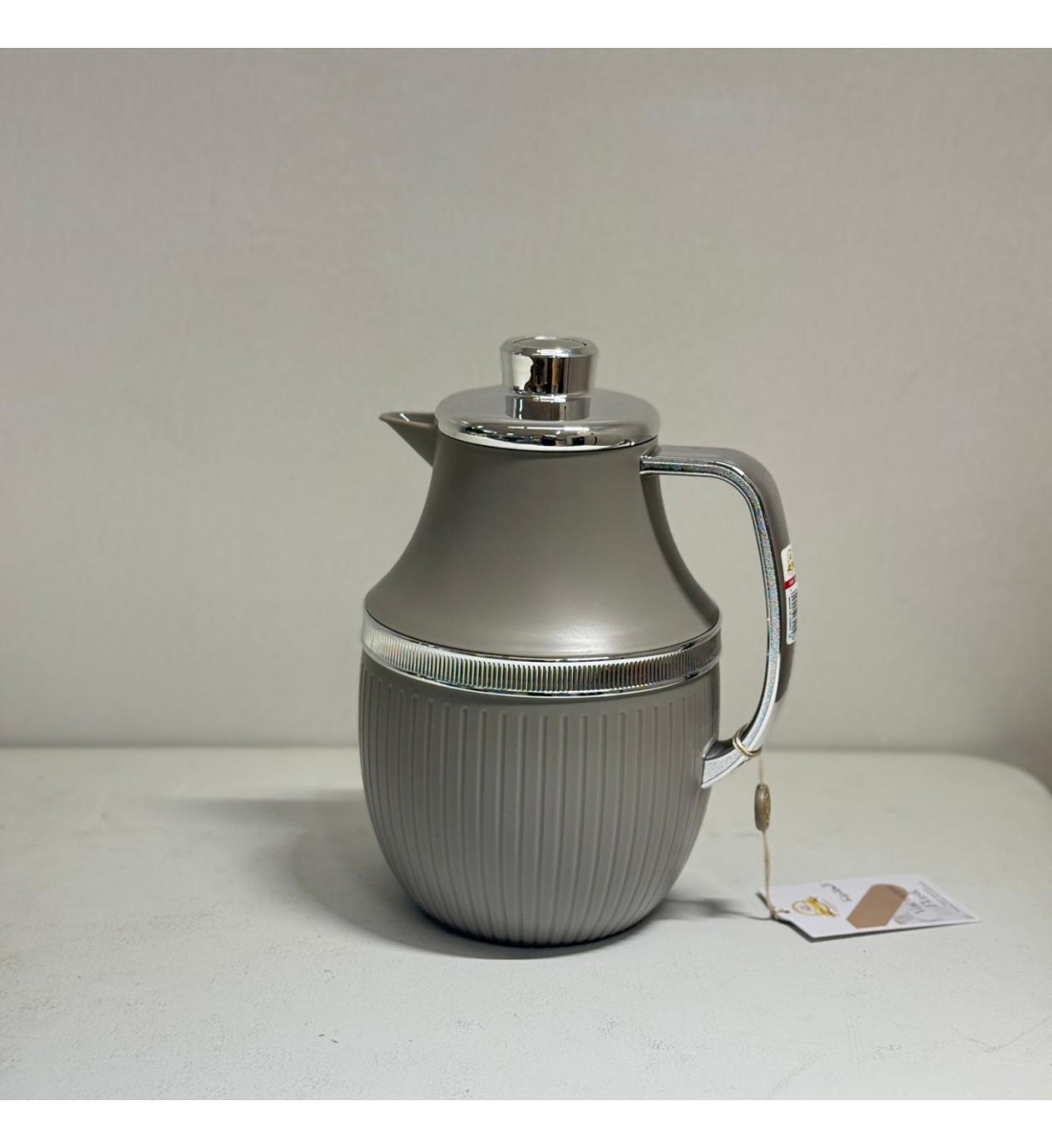 ترمس  شاي أنيق يجمع بين التصميم العصري واللمسات الفضية الدافئة.1لتر 