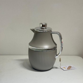 ترمس  شاي أنيق يجمع بين التصميم العصري واللمسات الفضية الدافئة.1لتر 