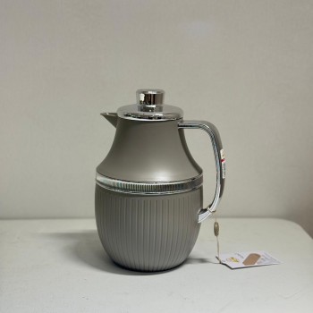 ترمس  شاي أنيق يجمع بين التصميم العصري واللمسات الفضية الدافئة.1لتر 