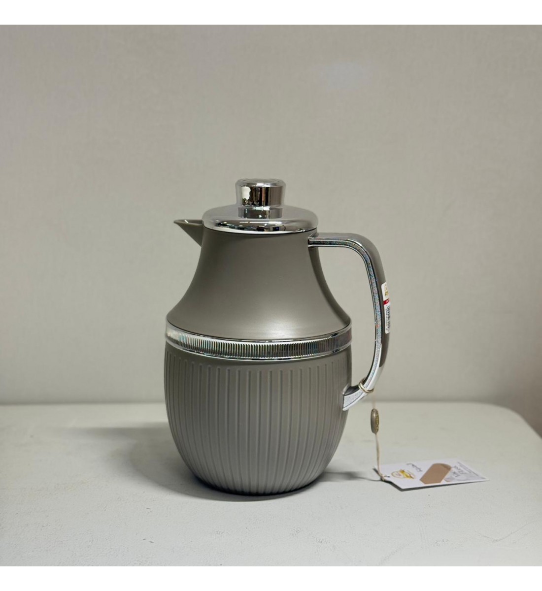 ترمس  شاي أنيق يجمع بين التصميم العصري واللمسات الفضية الدافئة.1لتر 