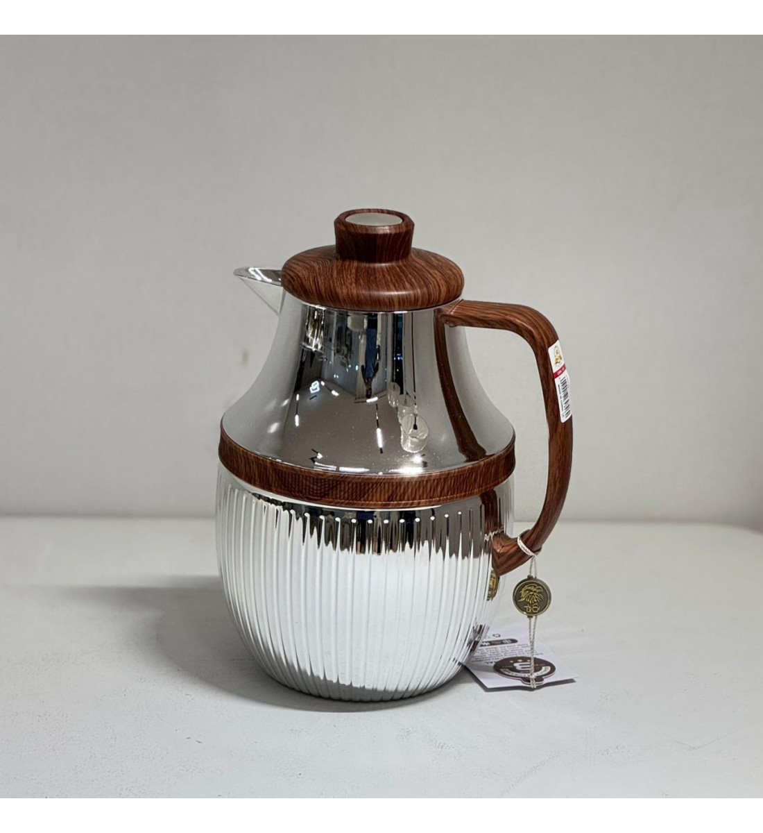 ترمس  شاي أنيق يجمع بين التصميم العصري واللمسات الخشبية الدافئة.1لتر 