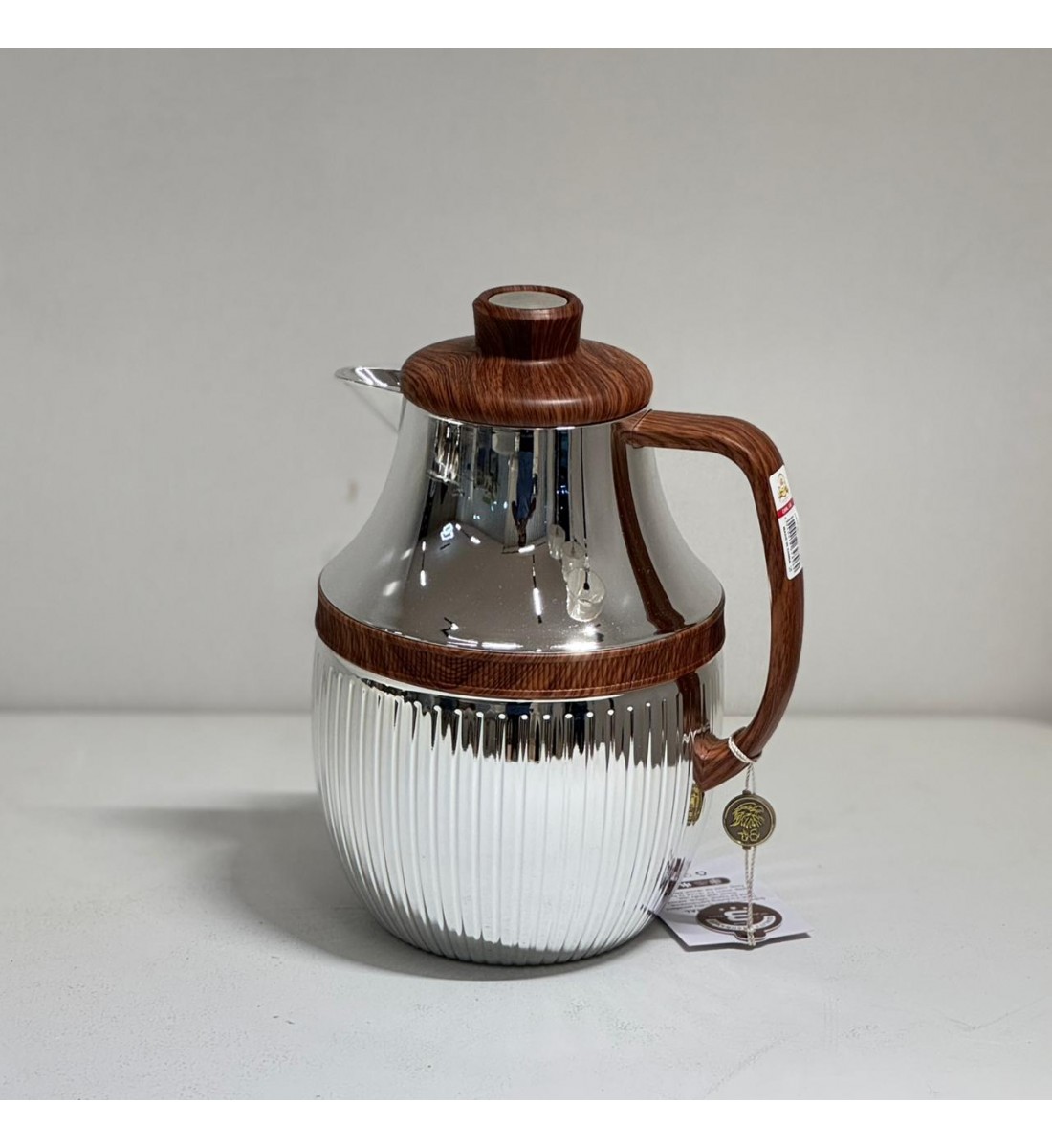 ترمس  شاي أنيق يجمع بين التصميم العصري واللمسات الخشبية الدافئة.1لتر 