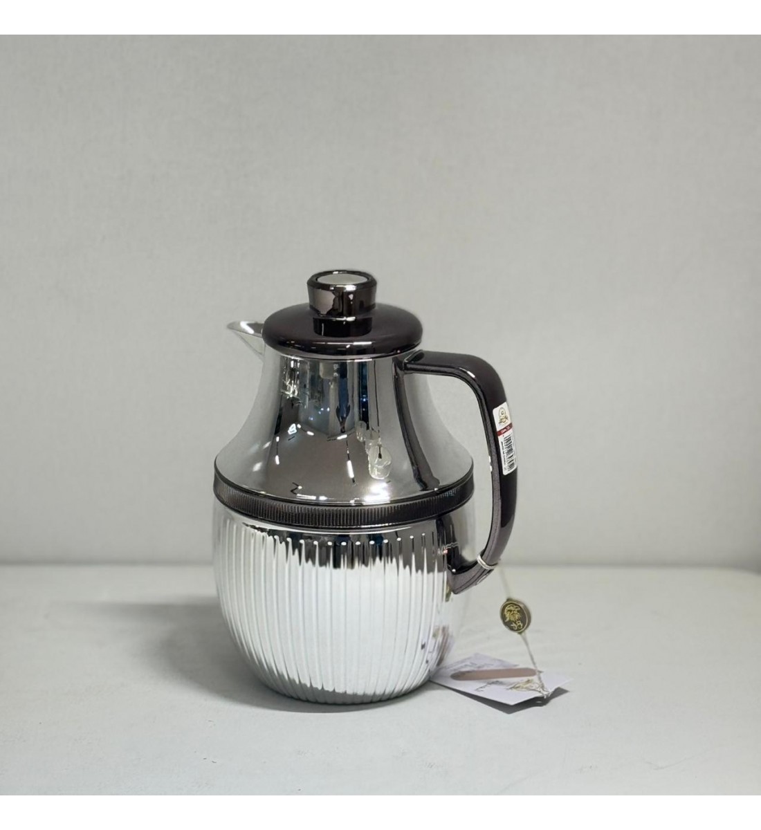 ترمس  شاي أنيق يجمع بين التصميم العصري واللمسات الفضية الدافئة.1لتر 