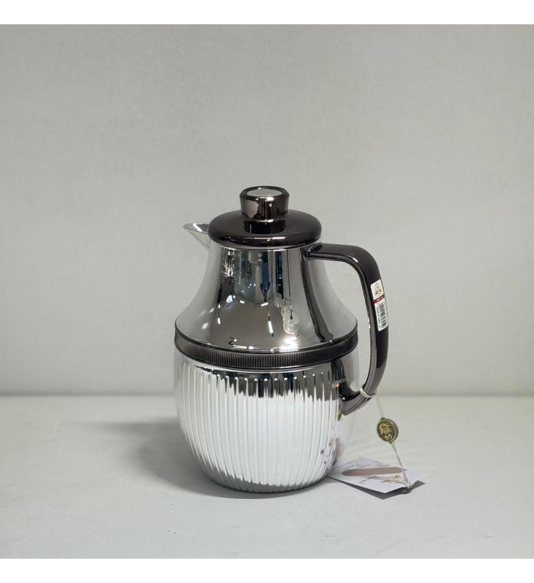 ترمس  شاي أنيق يجمع بين التصميم العصري واللمسات الفضية الدافئة.1لتر 