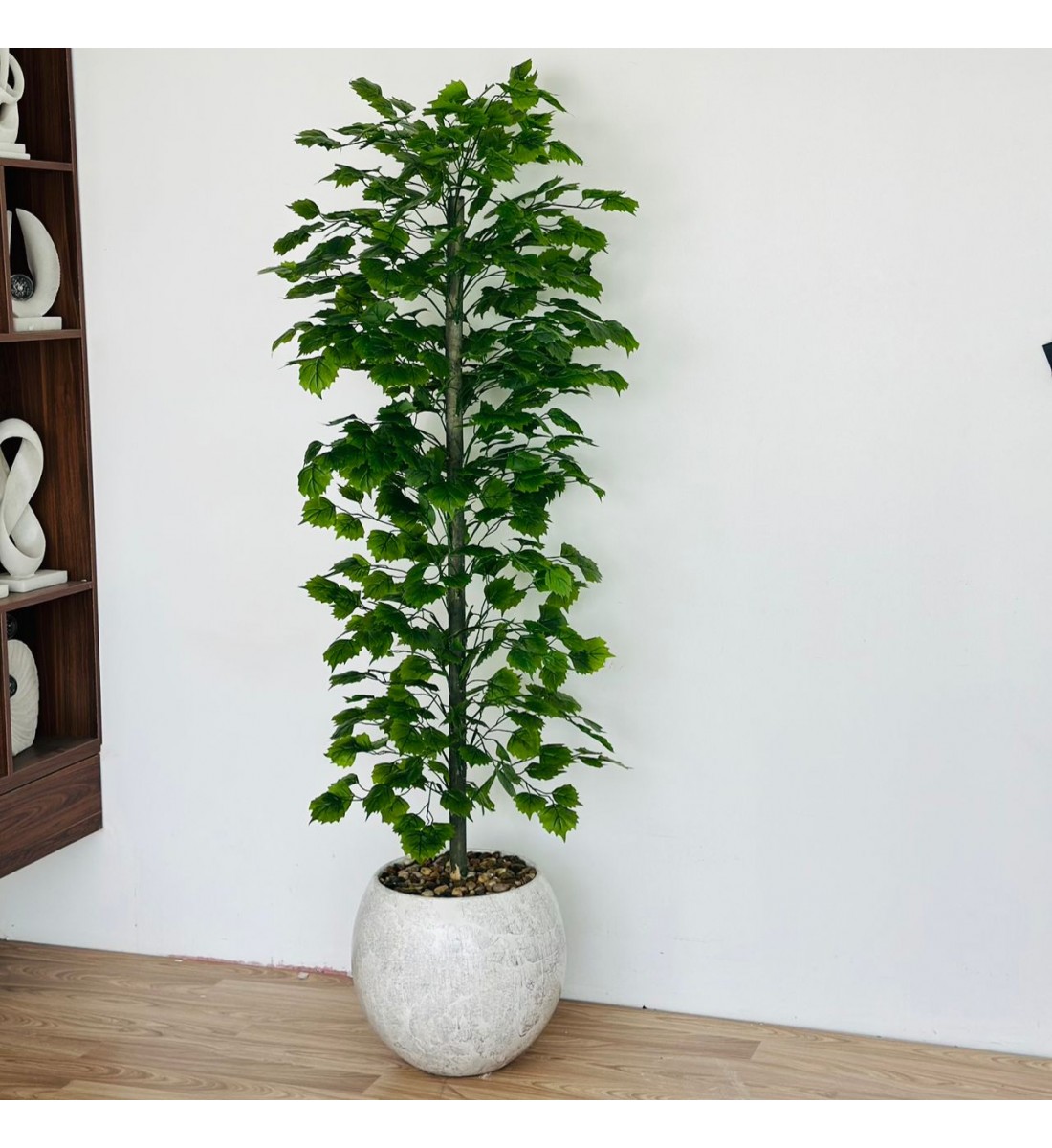 شجرة  بمركن بيح صناعية طويلة مزهرة ورق عنب2متر