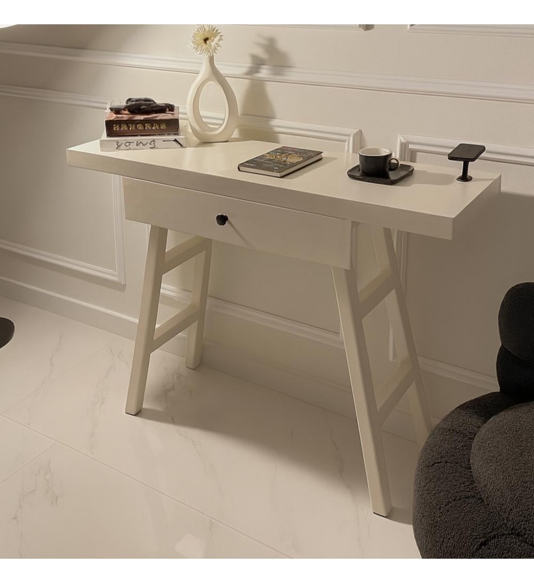طاولة مدخل او  كونسول خشب ابيض مع درج مقاس 110*35*90 سم 