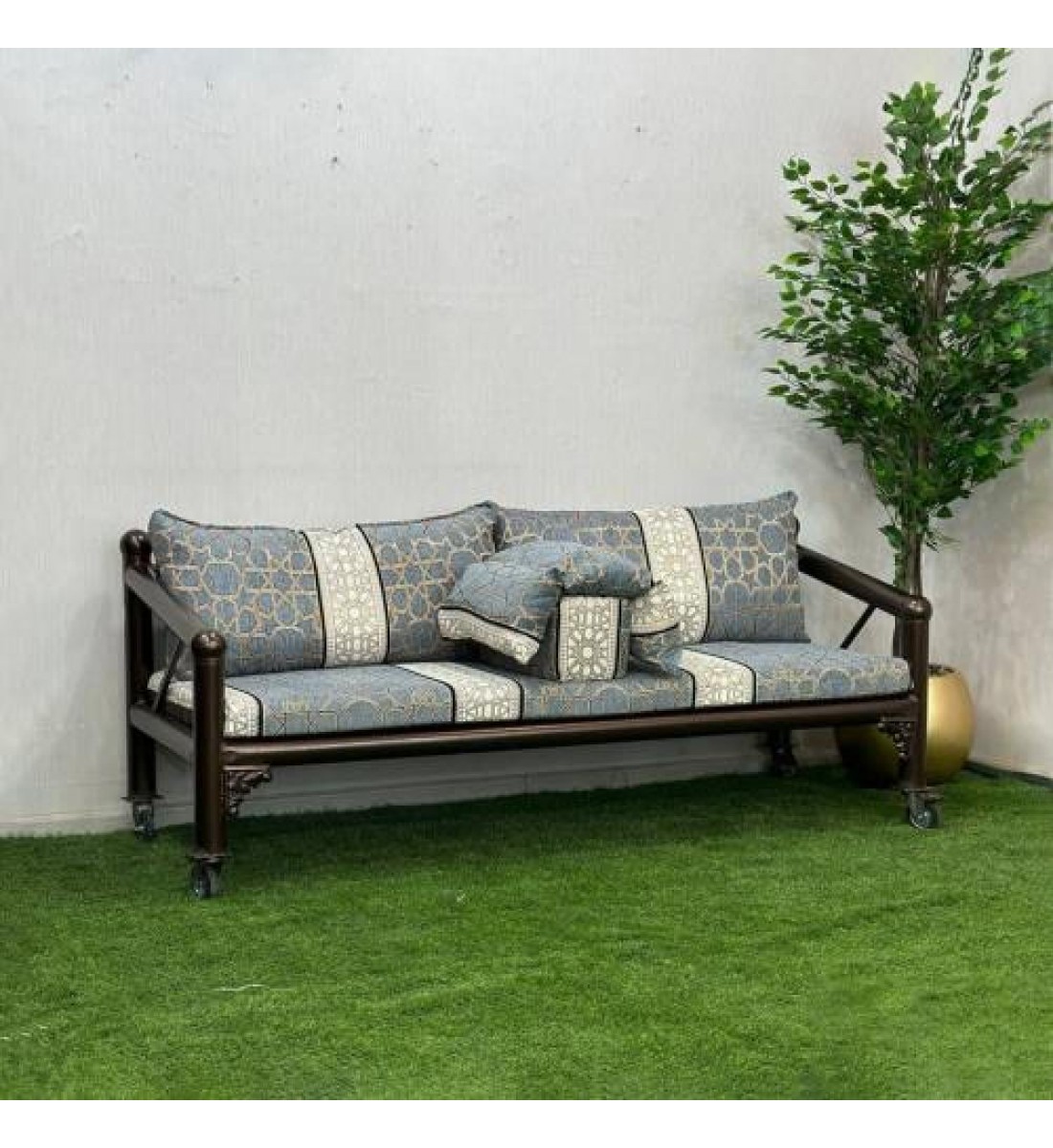 كنبة خشبية متنقلة بعجلات مع وسائد مزخرفة