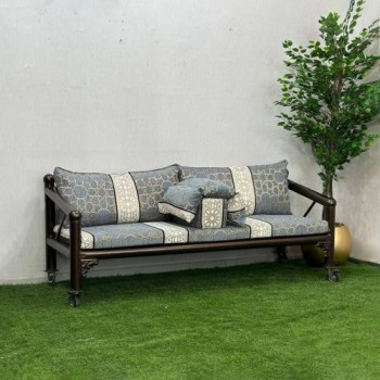 كنبة خشبية متنقلة بعجلات مع وسائد مزخرفة