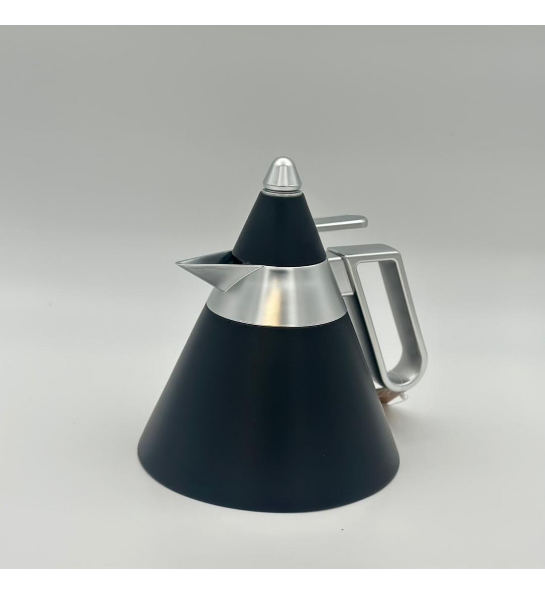 ترمس شاي أنيق يجمع بين التصميم العصري واللمسات الخشبية الدافئة.1لتر ترمس شاي أنيق يجمع بين التصميم العصري واللمسات الخشبية الدافئة.1لتر