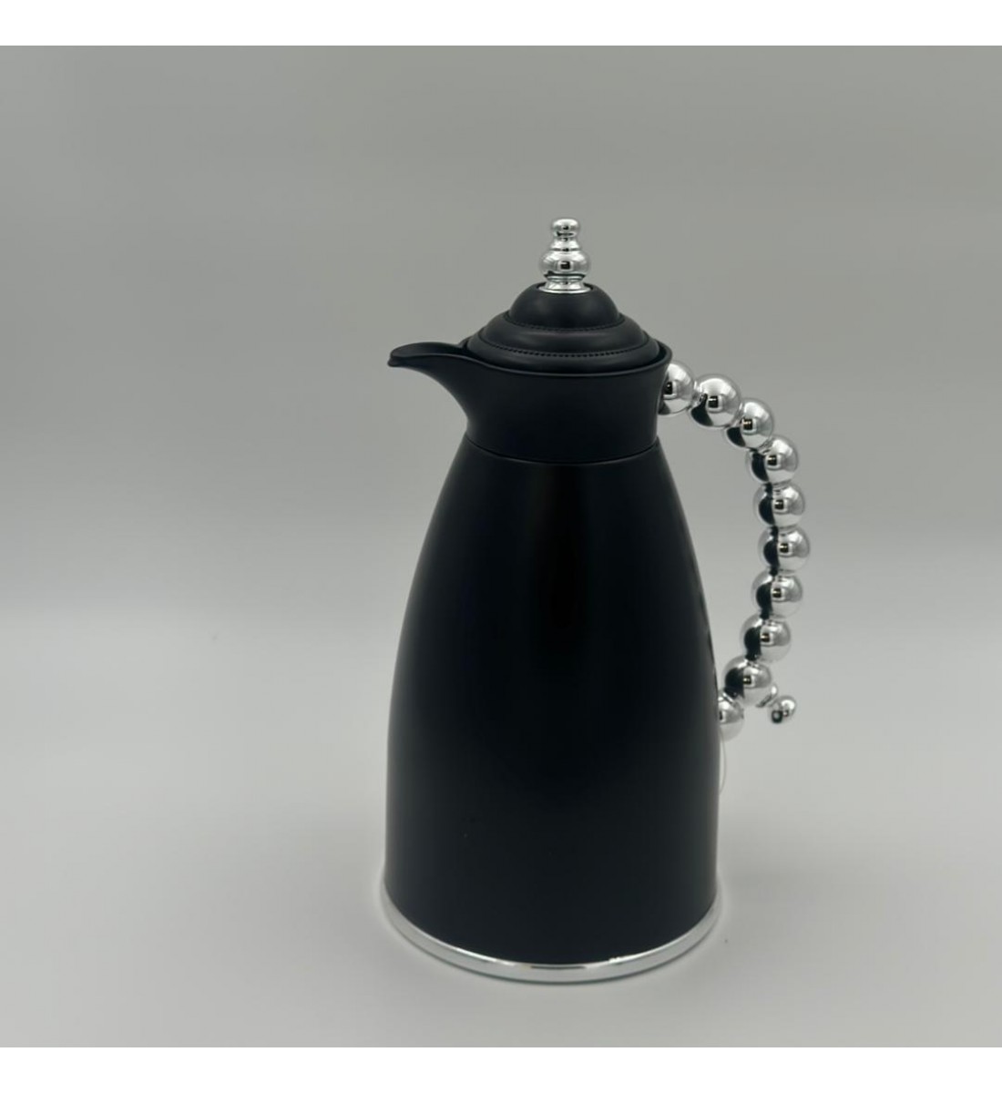 ترمس  شاي أنيق يجمع بين التصميم العصري واللمسات الفضية الدافئة.0.7لتر