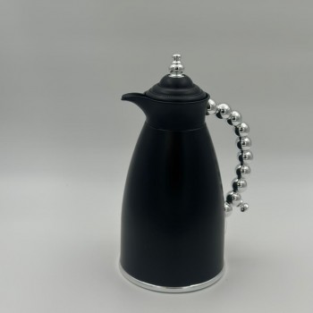 ترمس  شاي أنيق يجمع بين التصميم العصري واللمسات الفضية الدافئة.0.7لتر