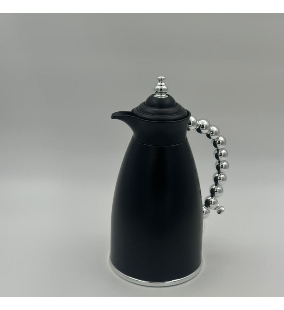 ترمس شاي أنيق يجمع بين التصميم العصري واللمسات الفضية الدافئة.1لتر ترمس شاي أنيق يجمع بين التصميم العصري واللمسات الفضية الدافئة.1لتر