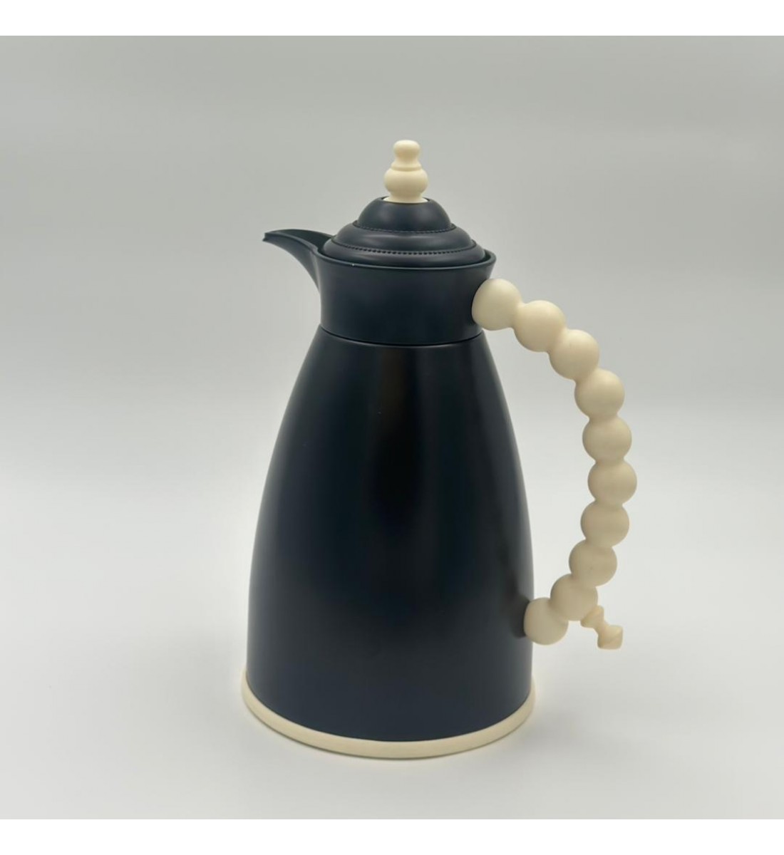 ترمس  شاي أنيق يجمع بين التصميم العصري واللمسات البيج الدافئة.0.7لتر