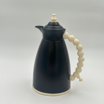 ترمس  شاي أنيق يجمع بين التصميم العصري واللمسات البيج الدافئة.0.7لتر