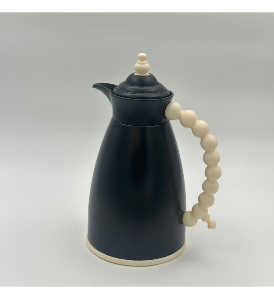 ترمس  شاي أنيق يجمع بين التصميم العصري واللمسات البيج الدافئة.1لتر