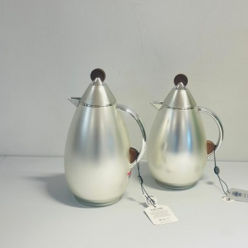 طقم  ترمس  شاي وقهوة أنيق يجمع بين التصميم العصري والانيق 