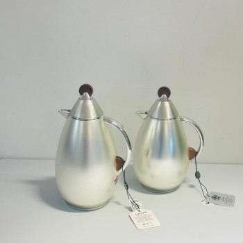 طقم  ترمس  شاي وقهوة أنيق يجمع بين التصميم العصري والانيق 