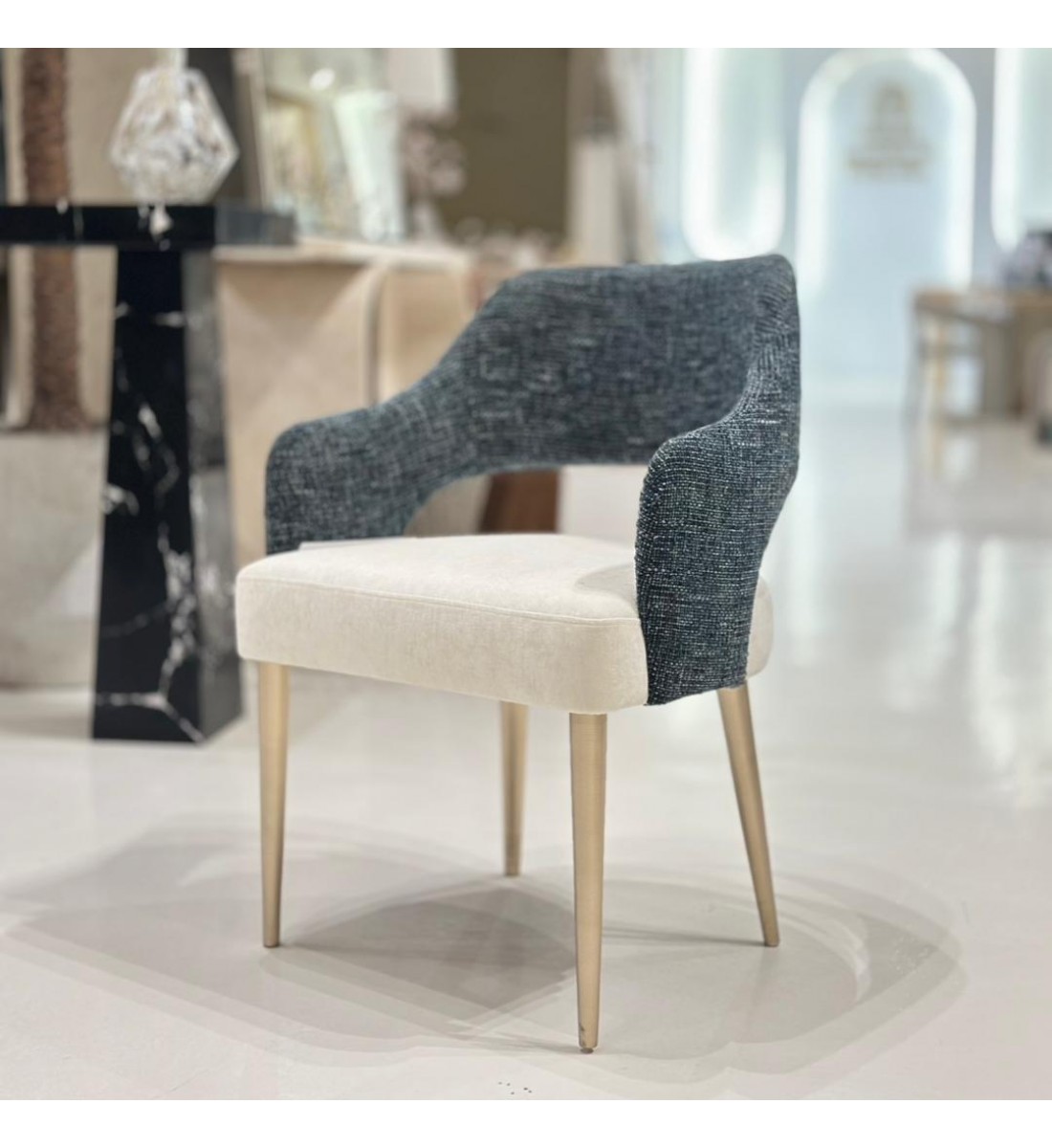 كرسي  جلوس عصري أنيق بتصميم مميز يجمع بين البساطة والفخامة