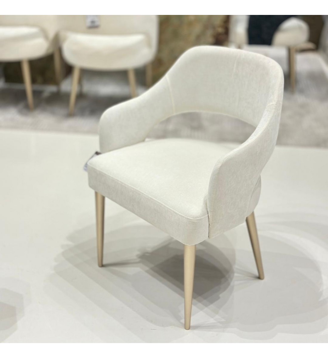 كرسي جلوس عصري أنيق بتصميم مميز يجمع بين البساطة والفخامة كرسي جلوس عصري أنيق بتصميم مميز يجمع بين البساطة والفخامة