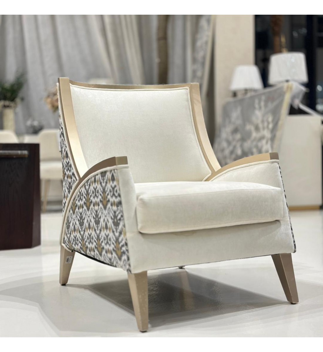 كرسي جلوس عصري أنيق بتصميم مميز يجمع بين البساطة والفخامة كرسي جلوس عصري أنيق بتصميم مميز يجمع بين البساطة والفخامة